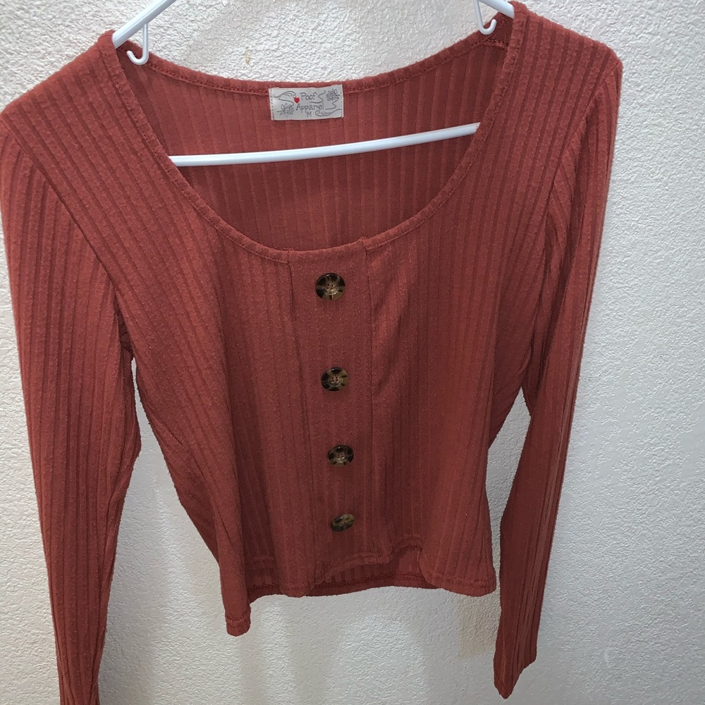 burgendy fitted top w/ buttons